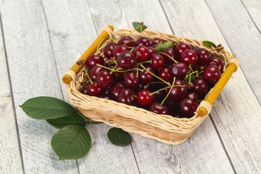 Yapraklarla dolu olgun kiraz yığını