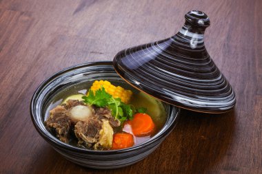 Et, sebze ve mısır çorbası.