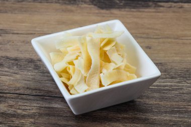 Hindistan cevizi kuru cipsi kasede atıştırmalık.