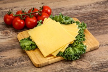 Dilimlenmiş Gauda peyniri.