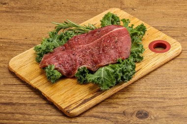 Baharatlı ızgara için çiğ biftek.