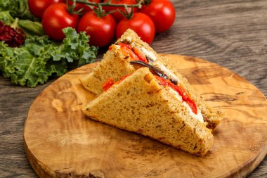 Patlıcanlı ve peynirli vejetaryen sandviçi.