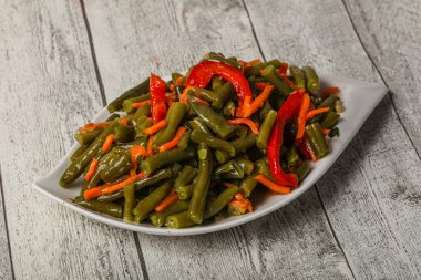 Kore havucu ve baharatlı yeşil fasulye turşusu.