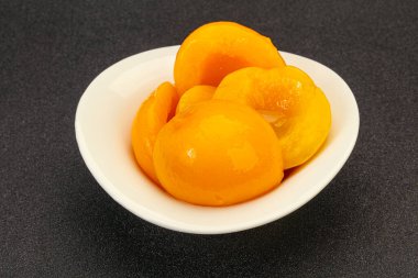 Şırıngayla marine edilmiş şeftali meyvesi.