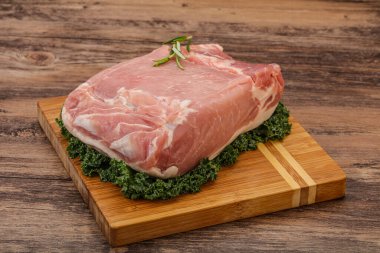 Pişirmek için çiğ domuz eti.