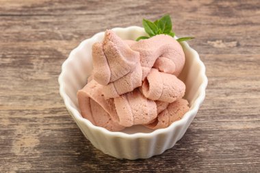 Karaciğer ezmesi kasede fesleğen yaprağı servis edilir.