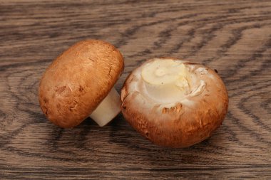 Arka planda Lezzetli Çiğ Kahverengi Şampiyonlar