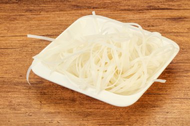 Haşlanmış pirinç eriştesi pişirmeye hazır.