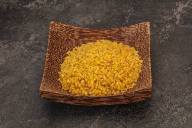 Vejetaryen mutfağı. Kasede pişirmek için kuru bulgur.