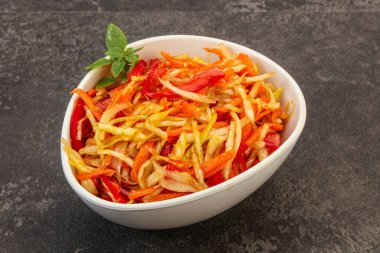 Havuç ve biberli vejetaryen lahana salatası 