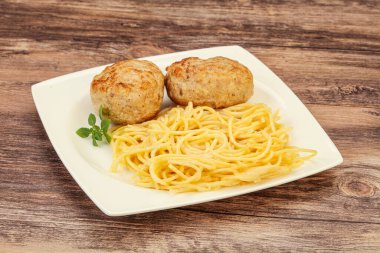 Peynirli spagetti ve ev yapımı tavuk pirzolası.