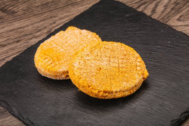 Fırında pişmemiş ev yapımı tavuk pirzolası.