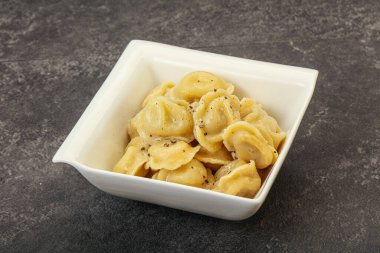 Et ve baharatlı Rus geleneksel hamur tatlısı.