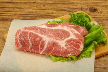 Izgara için çiğ domuz eti boyunlu biftek.