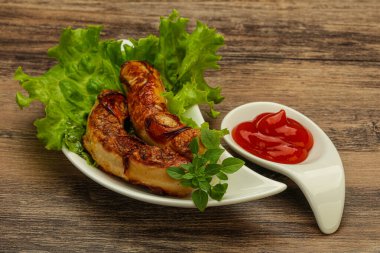 Kızarmış tavuk, beyaz sosis ve ketçap.