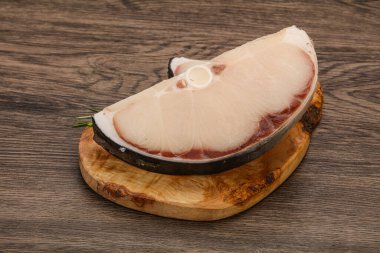 Çiğ köpekbalığı bifteği pişirmek için biberiye servis edilir.