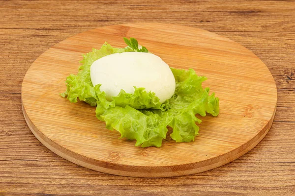 Bola Queijo Mozzarella Italiana Sobre Bordo — Fotografia de Stock