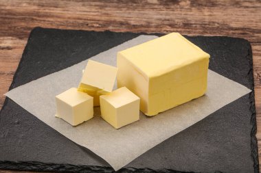 Sütlü doğal sarı tereyağı.