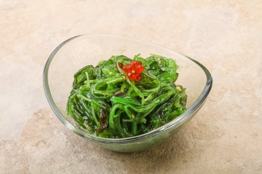 Kasede kırmızı havyar servis edilen geleneksel Asya chukka salatası.