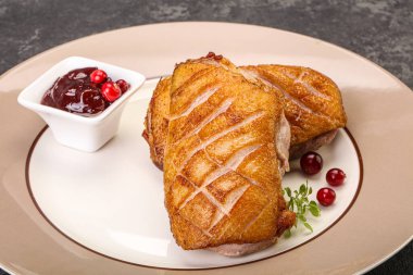 Kızarmış ördek göğsü ve çilek sosu. 