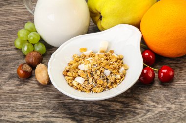 Organik granola ve sütle kahvaltı
