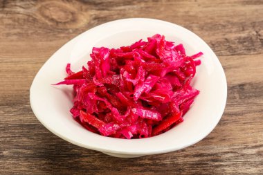 Kasede pancar kökü olan marine edilmiş kırmızı lahana.