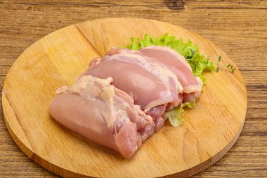 Pişirmek için çiğ tavuk kemiksiz ve derisiz bacak