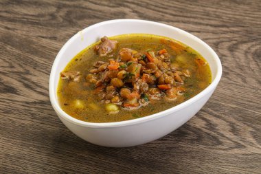 Geleneksel tavuk ve sebzeli mercimek çorbası.