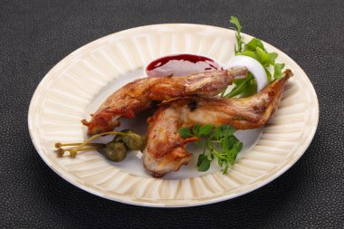 Dut soslu kızarmış tavşan bacağı.