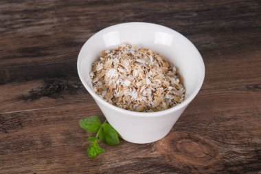 Kahvaltıda çiğ yulaf.