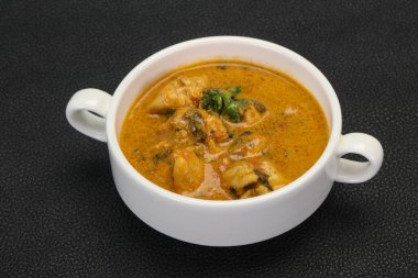 Geleneksel Tayland körili tavuk çorbası ve hindistan cevizi sütü.