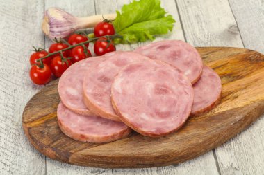 Domuz etinden yapılmış doğal jambon.