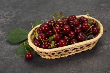 Yapraklarla dolu olgun kiraz yığını