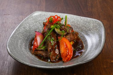 Teriyaki soslu biftek ve domates.