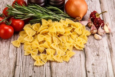 Çiğ İtalyan statü buğday farfalle makarna pişirmek için
