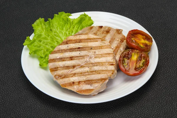 Thunfischsteak Vom Grill Mit Kumato Und Salat — Stockfoto