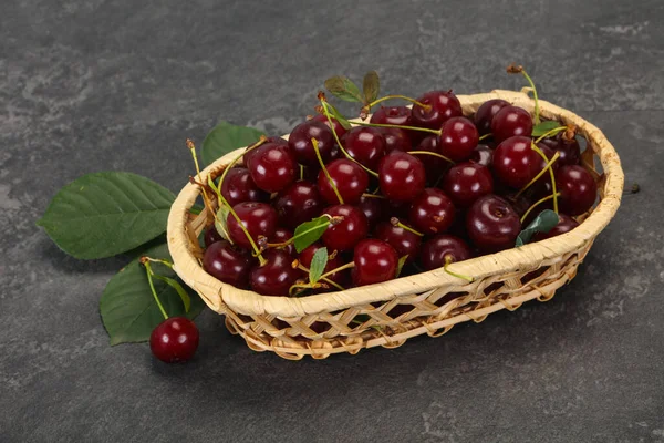 Yapraklarla dolu olgun kiraz yığını