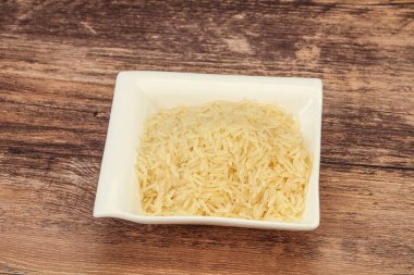 Tabakta çiğ Hint basmati pilavı