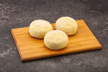 Çiğ patates ezmesi - doldurulmuş patates pirzolası - pişirmek için.