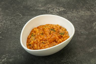 Geleneksel Gürcistan Kharço çorbası. Et ve baharatlı.