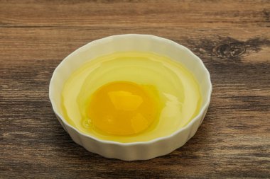 Pişirmek için çiğ tavuk yumurtası.