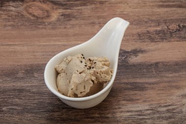 Kavanozda baharatlı ringa yağı var.