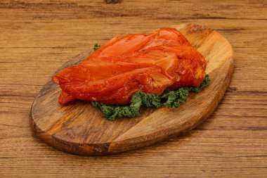 Baharatlı ve otlu füme tavuk göğsü.