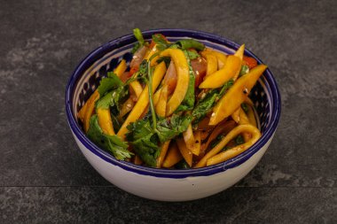 Mango ve tavuklu Asya salatası.