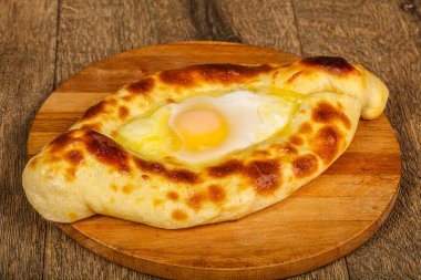 Geleneksel Gürcü Khachapuri peyniri ve sarısı