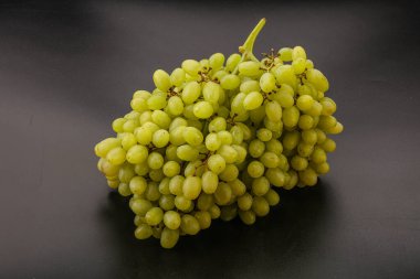 Arka planda tatlı yeşil üzüm dalı