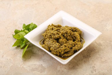 Fesleğen ve sedir fıstıklı yeşil sos sosu.