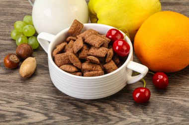 Mısır boğucu pedler, meyveler ve sütle kahvaltı