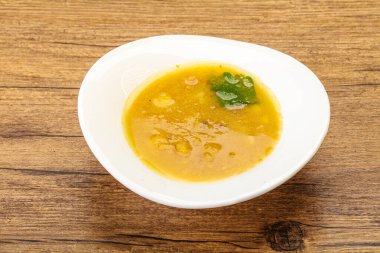 Füme et ve sebzeli bezelye çorbası.