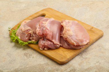 Pişirmek için çiğ tavuk kemiksiz ve derisiz bacak
